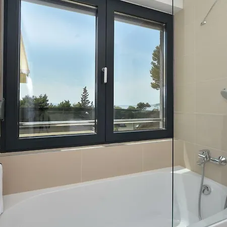 Sleeps 8 Pool Air Con Wifi Ravnice (Omis)