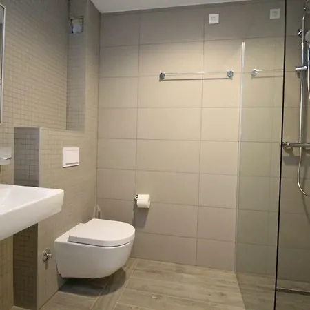Sleeps 8 Pool Air Con Wifi