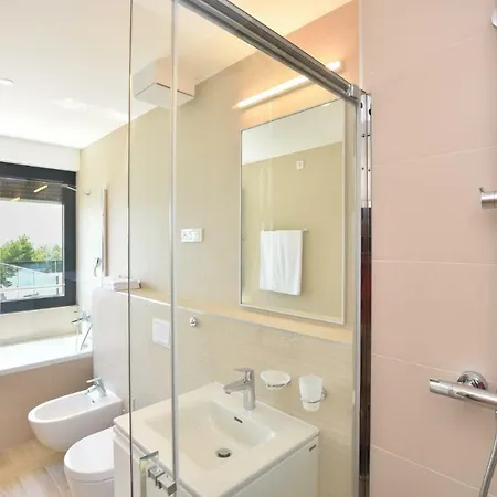 빌라 Sleeps 8 Pool Air Con Wifi Ravnice (Omis)