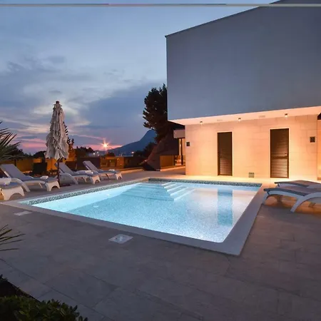 Sleeps 8 Pool Air Con Wifi 빌라