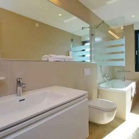 Sleeps 8 Pool Air Con Wifi * Ravnice (Omis)