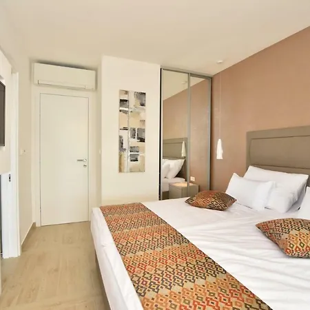 Sleeps 8 Pool Air Con Wifi Villa Ravnice (Omis)