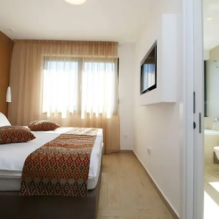 Sleeps 8 Pool Air Con Wifi *