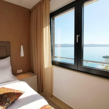 Villa Sleeps 8 Pool Air Con Wifi Ravnice (Omis)