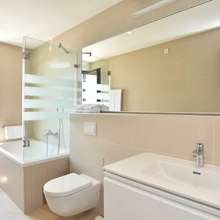 Sleeps 8 Pool Air Con Wifi